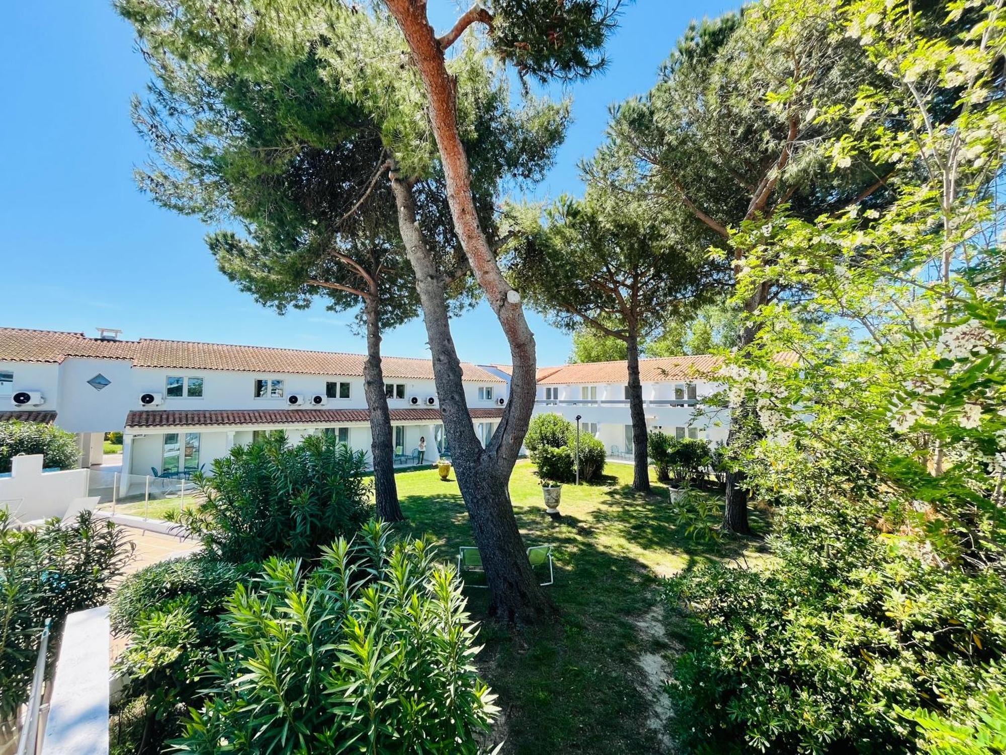Artemia Aigues-Mortes - Hotel Avec Piscine Eksteriør billede