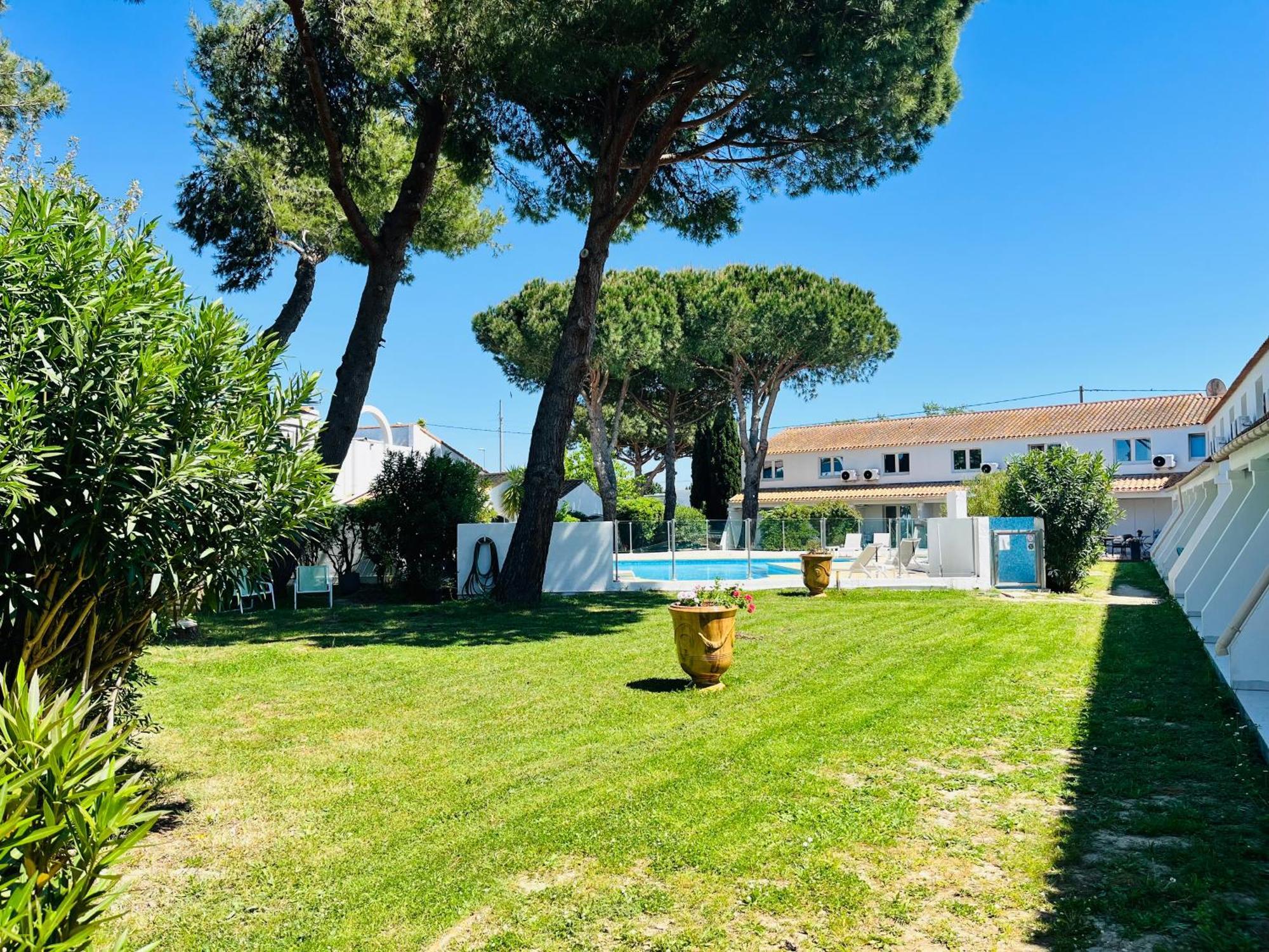 Artemia Aigues-Mortes - Hotel Avec Piscine Eksteriør billede