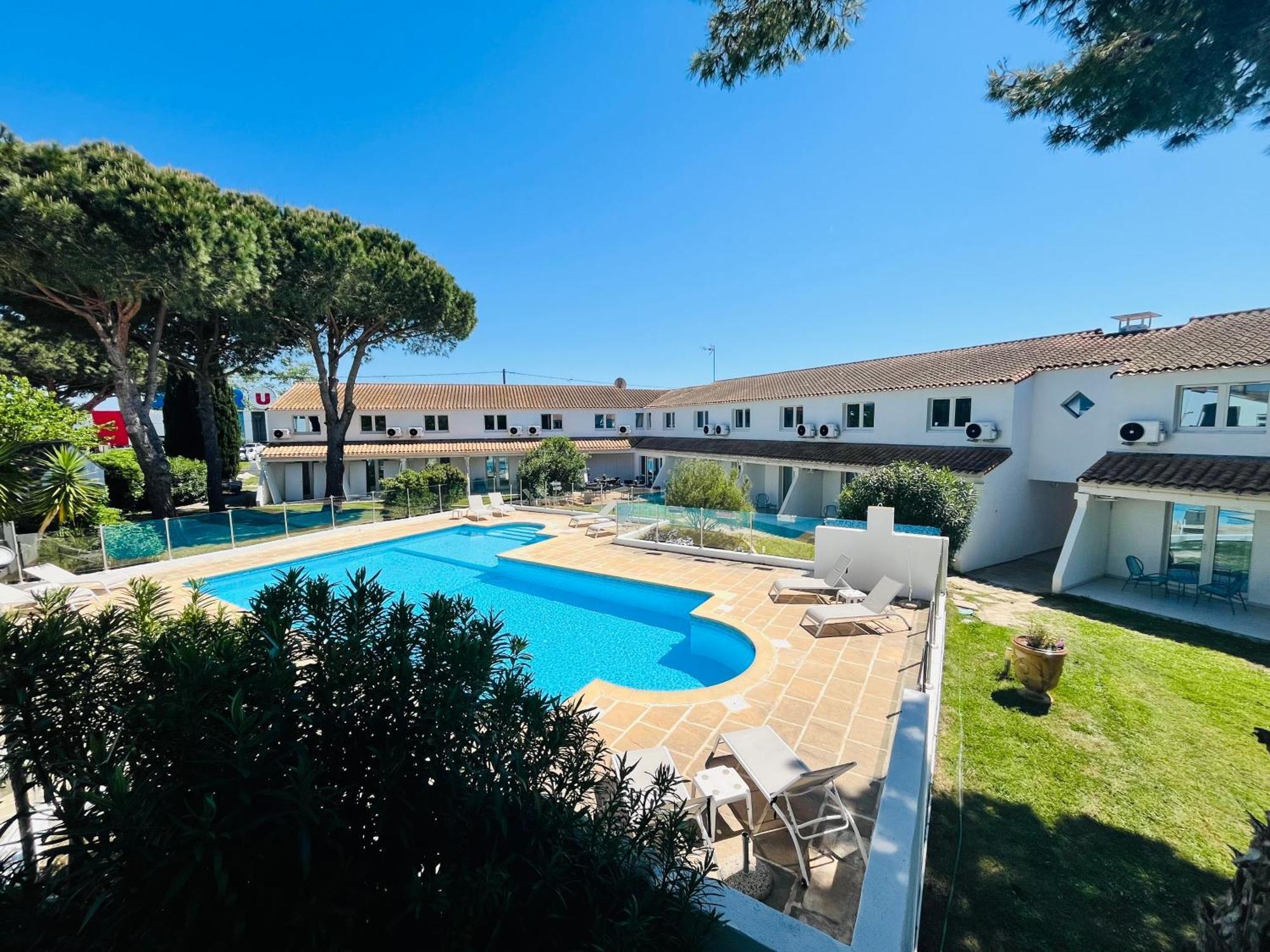 Artemia Aigues-Mortes - Hotel Avec Piscine Eksteriør billede